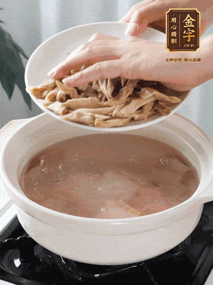再下筍干段，加水、少許黃酒中火燉煮15分鐘。