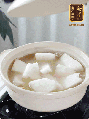 最后下冬瓜繼續(xù)燉煮10分鐘，撒上蔥花點綴。