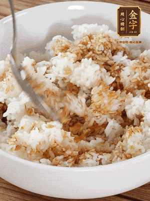隔夜米飯加入生抽、芝麻油攪拌均勻