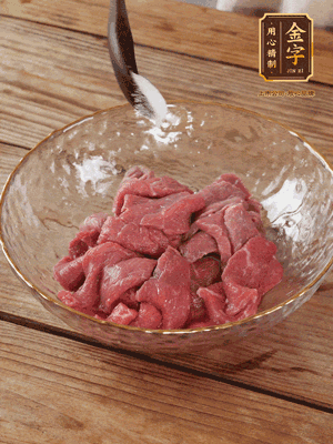 牛肉切丁，加黑胡椒海鹽、橄欖油腌10分鐘