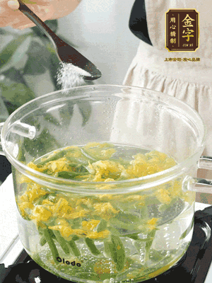 水開后，加鹽、黃瓜花焯水30秒