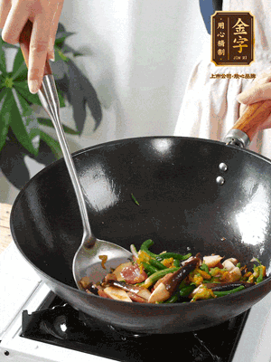 煸香蒜末，下香腸翻炒均勻，再依次下雞縱菌、黃瓜花