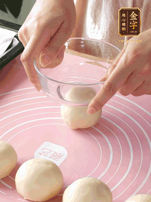 按扁后搟成圓形面皮。餡料放在面皮中心，把餡料包緊，捏緊收口