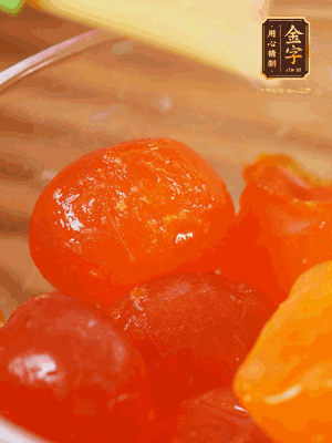 咸蛋黃噴白酒，170℃烤10分鐘。打碎過篩