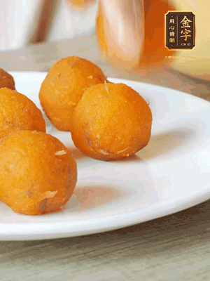 融化的黃油、芝士粉攪勻，加糖粉、蛋液、淡奶油、咸蛋黃攪勻，再加入玉米淀粉、奶粉拌勻，用不粘鍋炒至抱團