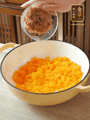 加火腿絲拌均，分成37g一個餡料，冷凍30分鐘