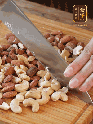 熟堅(jiān)果切成大顆粒，加入杏仁片、白芝麻、火腿絲、熟糯米粉、玫瑰花醬、花生油、水怡攪拌均勻，捏成52g一個(gè)的小球