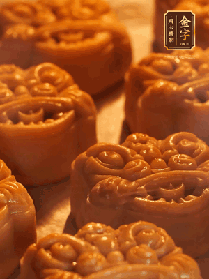 表面噴上水，烤箱預(yù)熱至190℃，170℃烤10分鐘