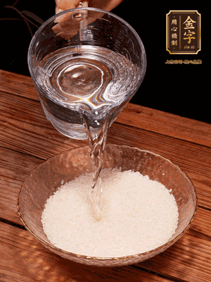 大米提前浸泡30分鐘。干香菇泡發(fā)切成條；蝦米提前浸泡2小時(shí)