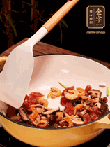 蔥白、干香菇、蝦米、香腸片略微翻炒才出香味，然后倒入料汁（生抽3勺、蠔油2勺、胡椒粉少許）、大米拌勻