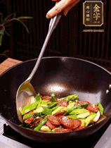 油熱下香腸炒至兩面微焦，下姜蒜、干辣椒、小米椒碎爆香