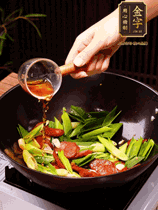 下蒜苗炒軟，沿鍋邊烹入一勺料酒，加醬油、蠔油、白糖調(diào)味炒勻