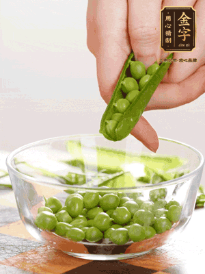 處理食材，藕切片，豌豆剝殼，菱角剝殼， 依次焯水