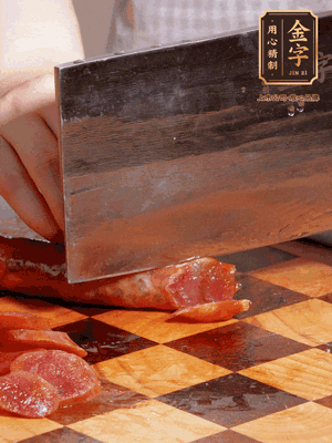 金字香腸煮熟，切片