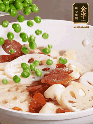 熱油下鍋，爆香香腸