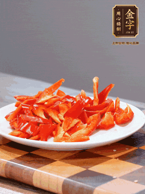 藕帶洗凈，斜切成小段備用、姜切絲、蒜切片、辣椒斜切，再切少許蒜