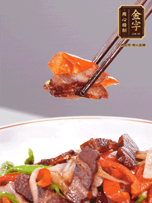 下藕帶、青紅辣椒翻炒均勻