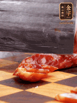 處理食材：香腸切片，土豆切塊、胡蘿卜切丁、豆角切段