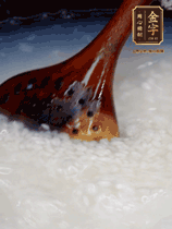 大米淘洗干凈，水開放入大米，煮3分鐘，煮到用手可以掐斷大米，撈出瀝干備用