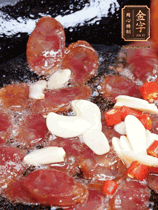 香腸煸香，加大蒜、小米辣增加香味