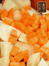 加土豆、胡蘿卜翻炒，隨后加入豆角、1勺鹽、1勺生抽、1勺蠔油、半勺老抽煸炒均勻