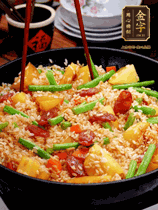 加水，沒過大部分食材。把瀝干水分的米飯均勻地鋪在上面，筷子戳幾個洞