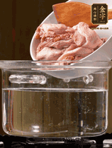 麻鴨切塊，冷水下鍋，加蔥姜、料酒焯水。撈出溫水洗凈