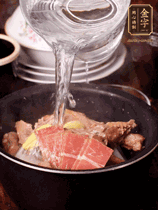 所有食材放入電飯鍋，加2勺料酒，足量的開(kāi)水，按煲湯鍵煮湯