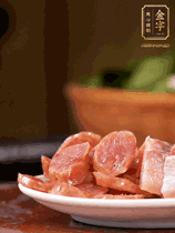 金字咸肉、金字香腸煮熟。咸肉切條、香腸切片備用。