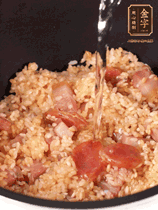 一起放入電飯鍋，加入剛好沒過食材的水。