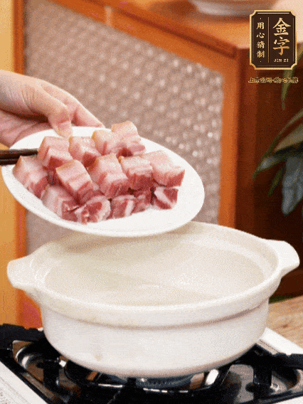 鍋內(nèi)倒油，下咸肉微微煸炒，再放排骨炒一下