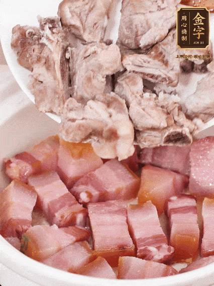 倒入開水燉煮，大火燒開后轉(zhuǎn)小火