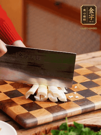 春筍剝?nèi)ネ鈿?，拍碎切成小條