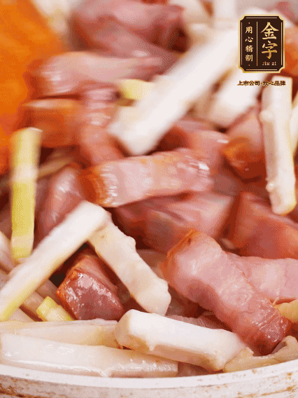 少許油煸香咸肉，下春筍翻炒均勻