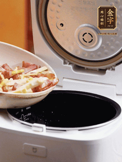 和洗凈的大米一起倒入電飯煲，攪拌均勻。水剛好沒過大米