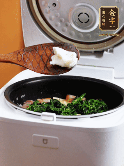 放入電飯鍋、加1勺豬油翻拌均勻