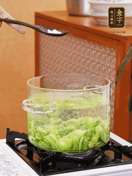 蠶豆剝?nèi)ネ鈿?，加鹽焯水30秒