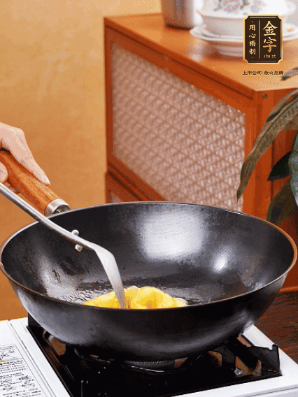 熱油，下雞蛋液煎好，盛出備用