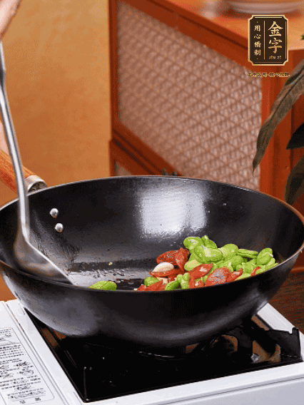 再放入蠶豆翻炒，加一點(diǎn)點(diǎn)醬油調(diào)味