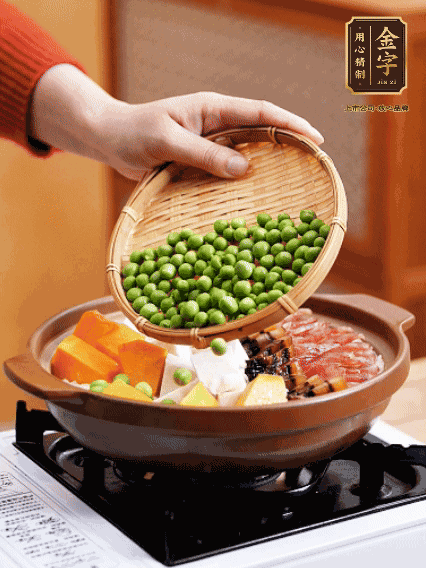 再鋪上臘腸、醬油肉、豌豆，小火煲6分鐘