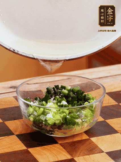 姜末、蔥末加鹽，潑熱油做成蔥姜醬