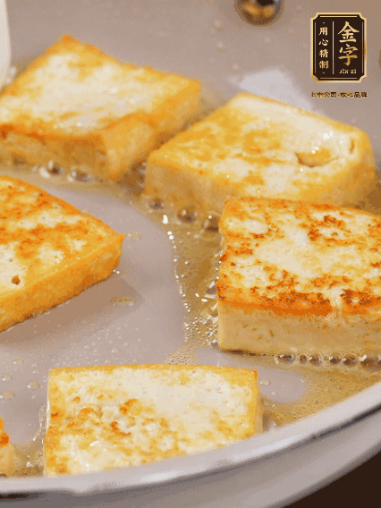 豆腐切片，兩面煎一下備用；春筍切段