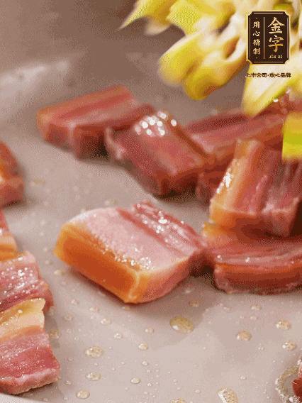 再放春筍翻炒一下，倒入砂鍋中，加適量的熱水，大火燜煮6分鐘