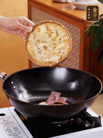 油熱，下蒜末、火腿煸炒出香味，再下筍片微微翻炒