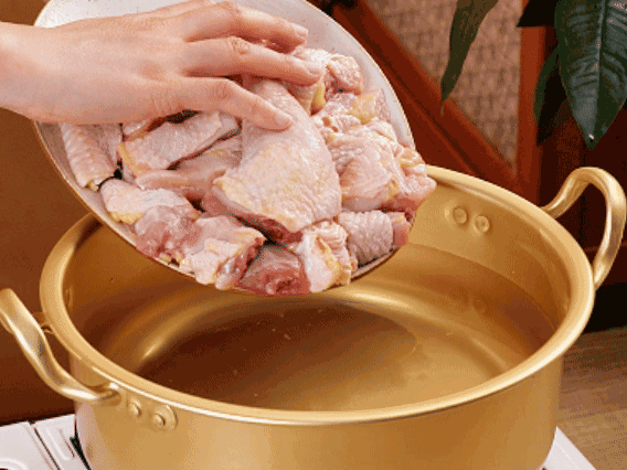 雞肉冷水下鍋，加蔥姜焯水