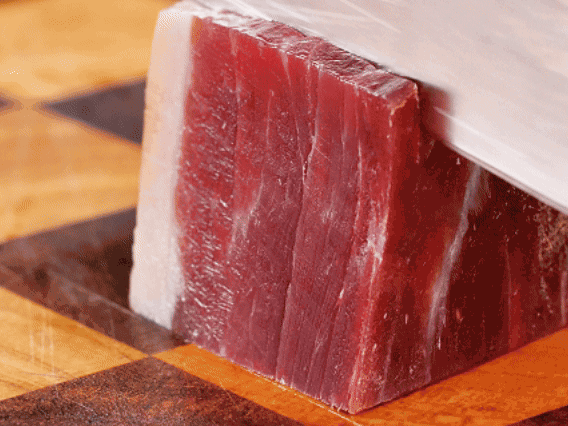 金字火腿去皮切片，溫水浸泡5分鐘