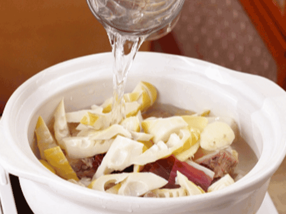 砂鍋中依次放入姜片、雞肉、春筍、火腿，加入足量的水，大火燒開后，轉(zhuǎn)小火燉40分鐘