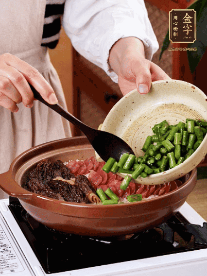 鋪上金字香腸、羊肚菌、蘆筍，蓋蓋子燜7分鐘