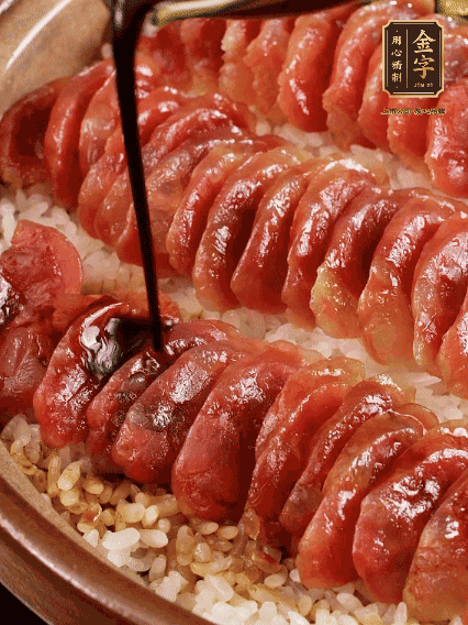 淋上醬汁攪拌均勻
調(diào)一個醬汁：生抽2匙、老抽半匙、蠔油半匙、白砂糖1/3匙、雞精1/3匙、香油5滴、水1匙