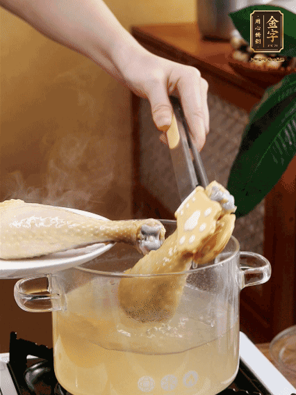 雞腿冷水下鍋，加蔥姜焯水，洗凈備用